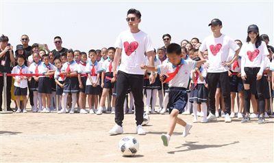 گروه Runningbrothers وارد مدرسه ابتدایی Huayuan در شهر Tuanbo ، منطقه Jinghai...